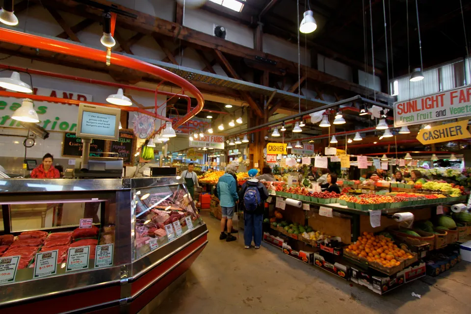 Puestos de productos frescos, mariscos y delicias gastronómicas artesanales en Granville Island Public Market.