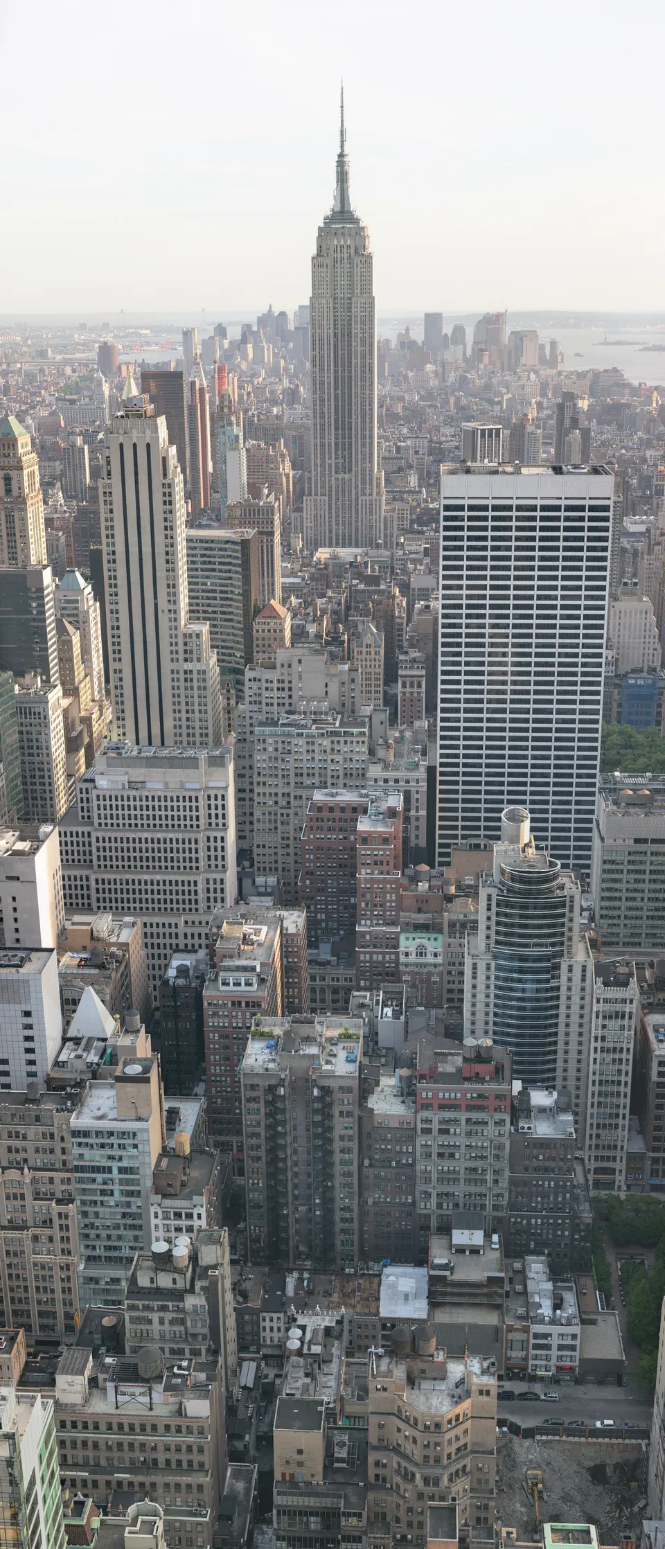 View of the Empire State Building as seen from the Rockefeller Center. Assembled from 45 images using hugin. Images were en nueva-york
