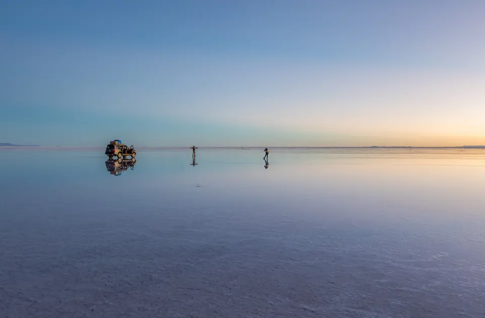 El inmenso horizonte blanco y las formaciones geométricas de sal en el Salar de Uyuni, Bolivia.