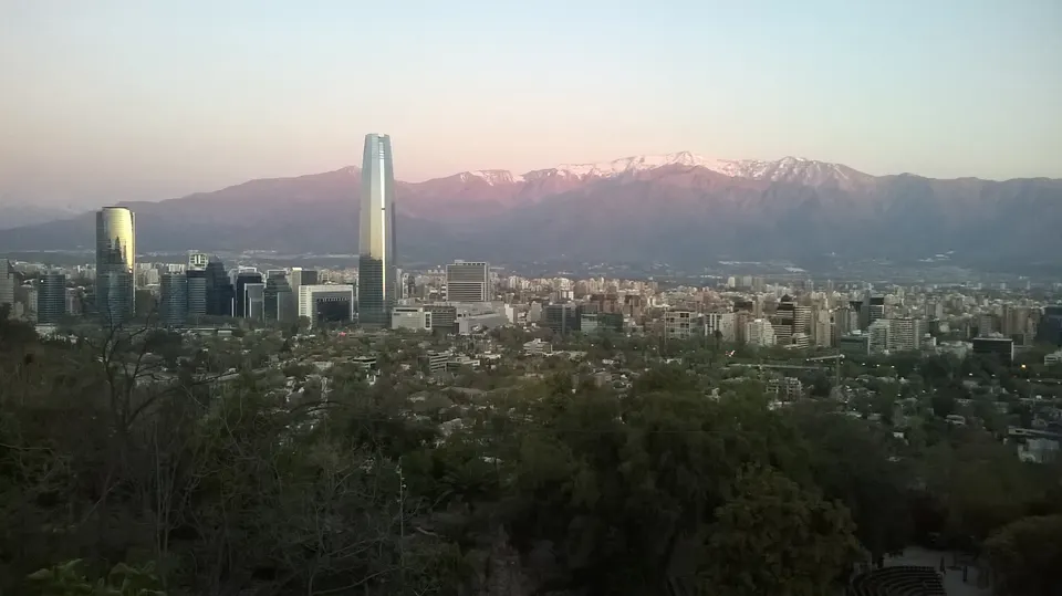 Horizonte urbano de Santiago de Chile con la imponente Cordillera de los Andes nevada al fondo.