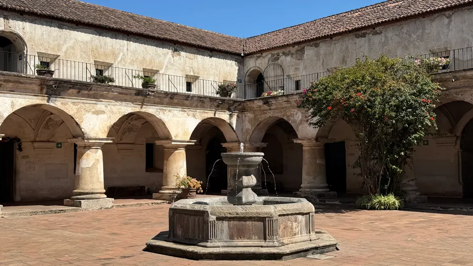 Arquerías de piedra y claustro colonial del Convento de las Capuchinas en Antigua Guatemala.