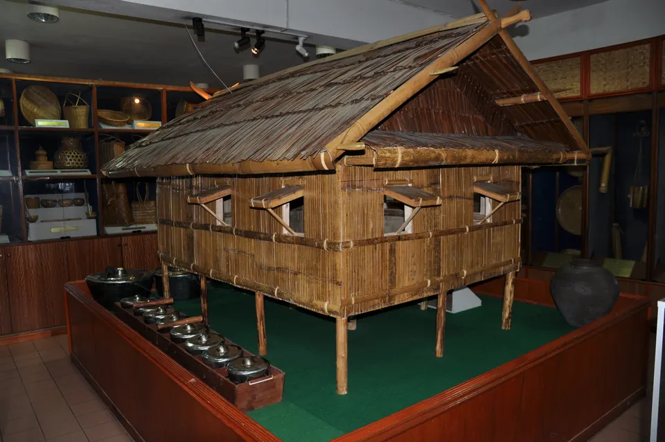 Casas comunales tradicionales de madera y bambú de las tribus indígenas de Sabah en la aldea Mari Mari.