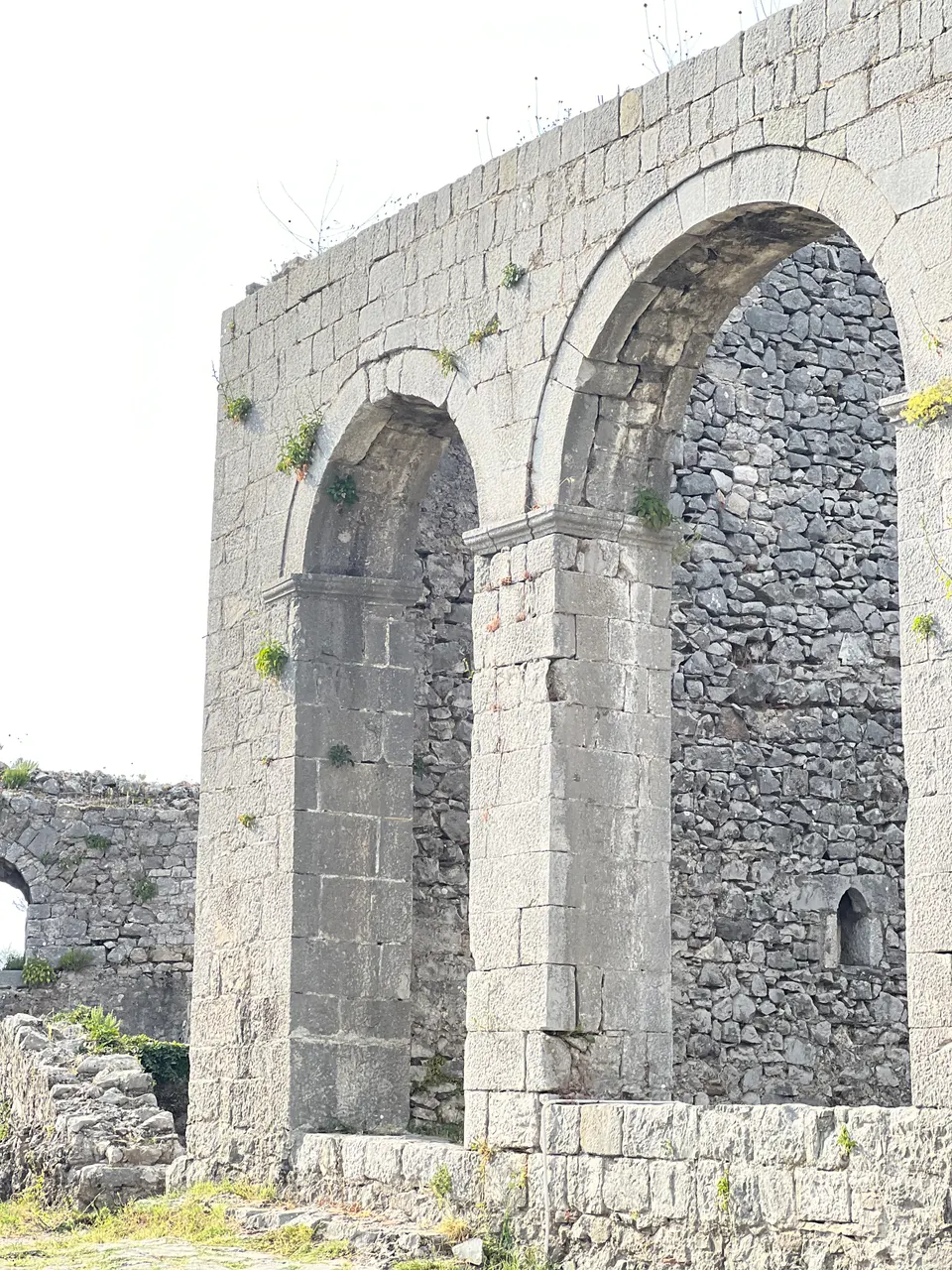 El castillo de Rozafa, sobre la ciudad de Shkodër.