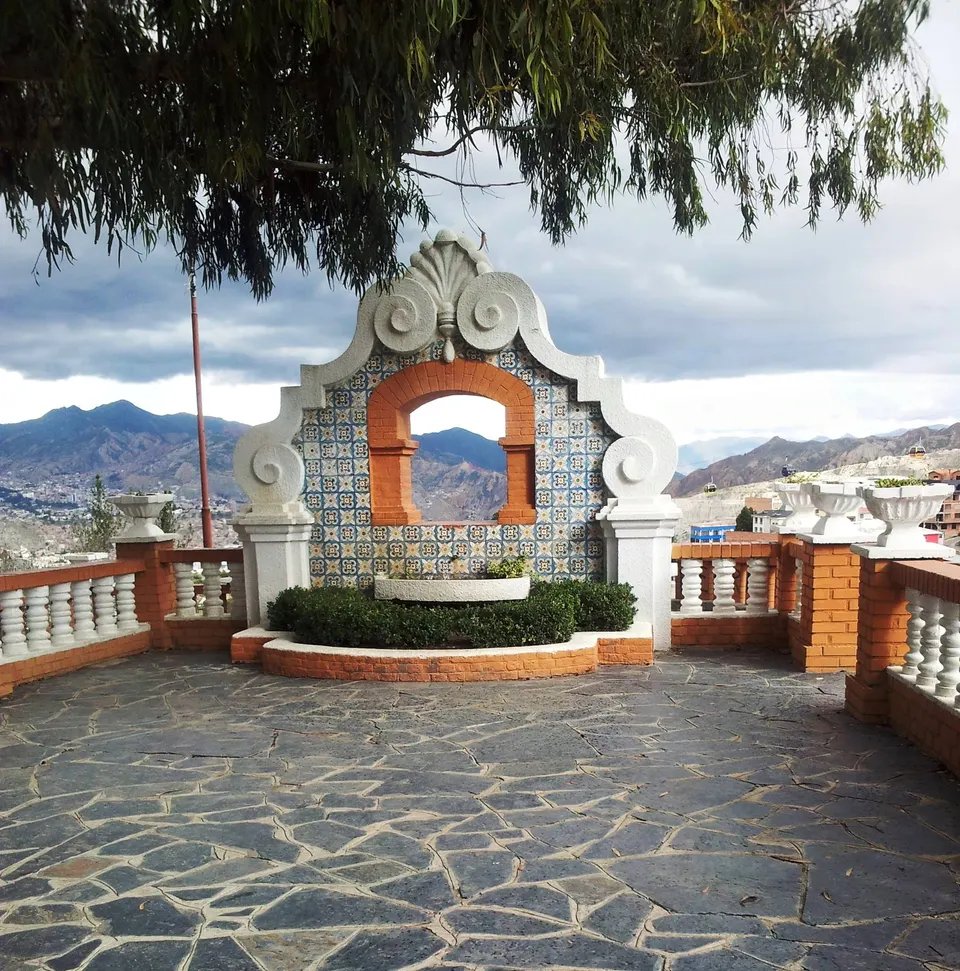 Parque mirador El Montículo con arco de piedra y jardines en Sopocachi.
