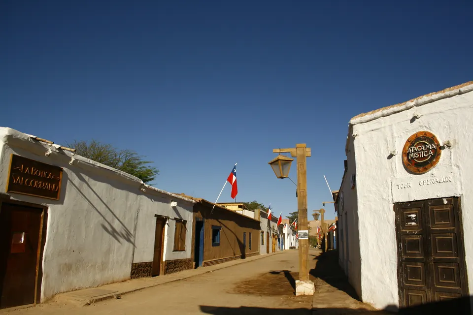 Blanca fachada de adobe y campanario de la iglesia colonial de San Pedro de Atacama.