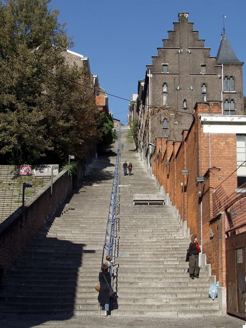 La escalinata de la Montaña de Bueren, con sus 374 escalones, en el casco histórico de Lieja.