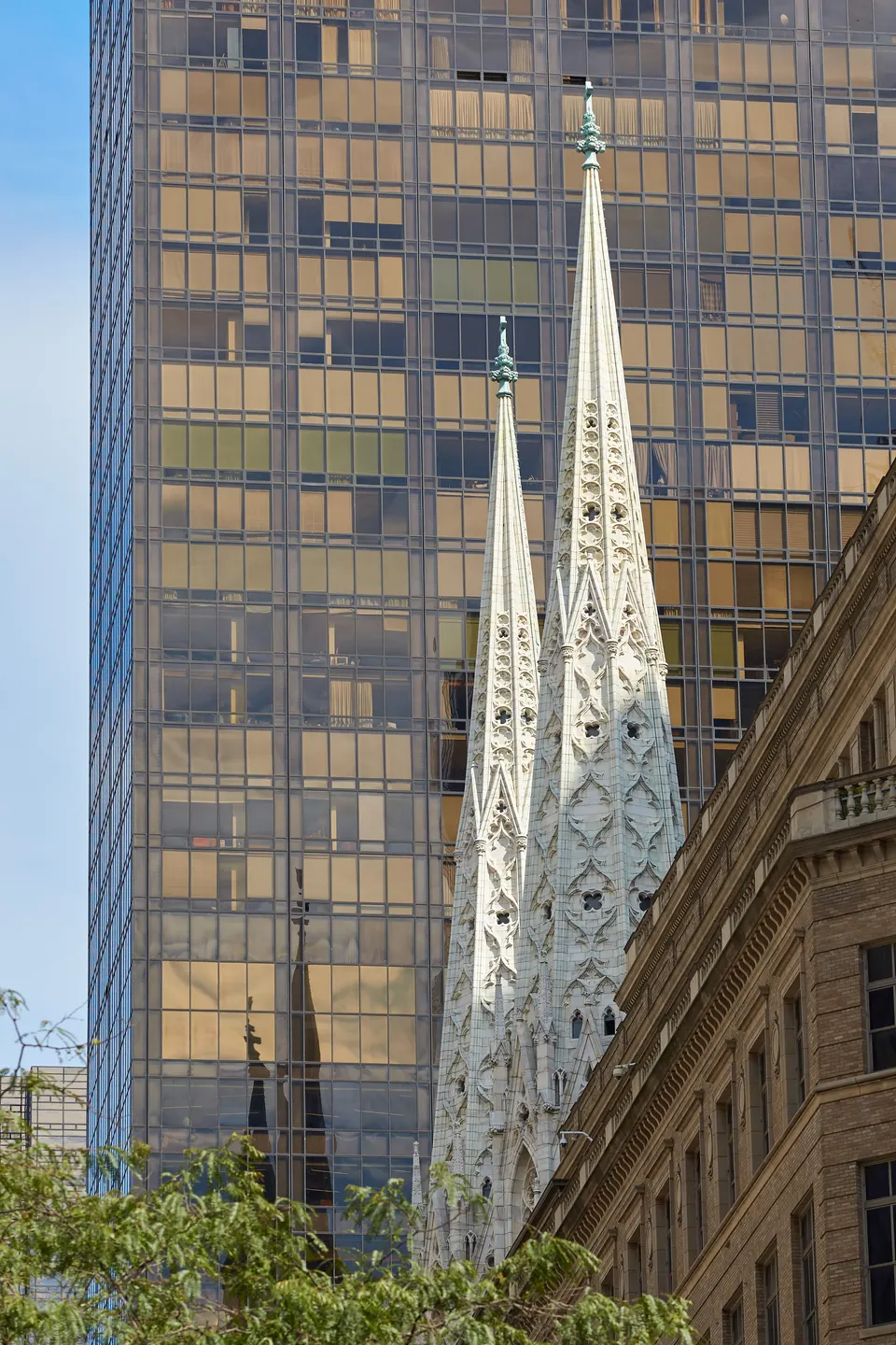 Las torres de la Catedral de San Patricio elevándose sobre la Quinta Avenida.