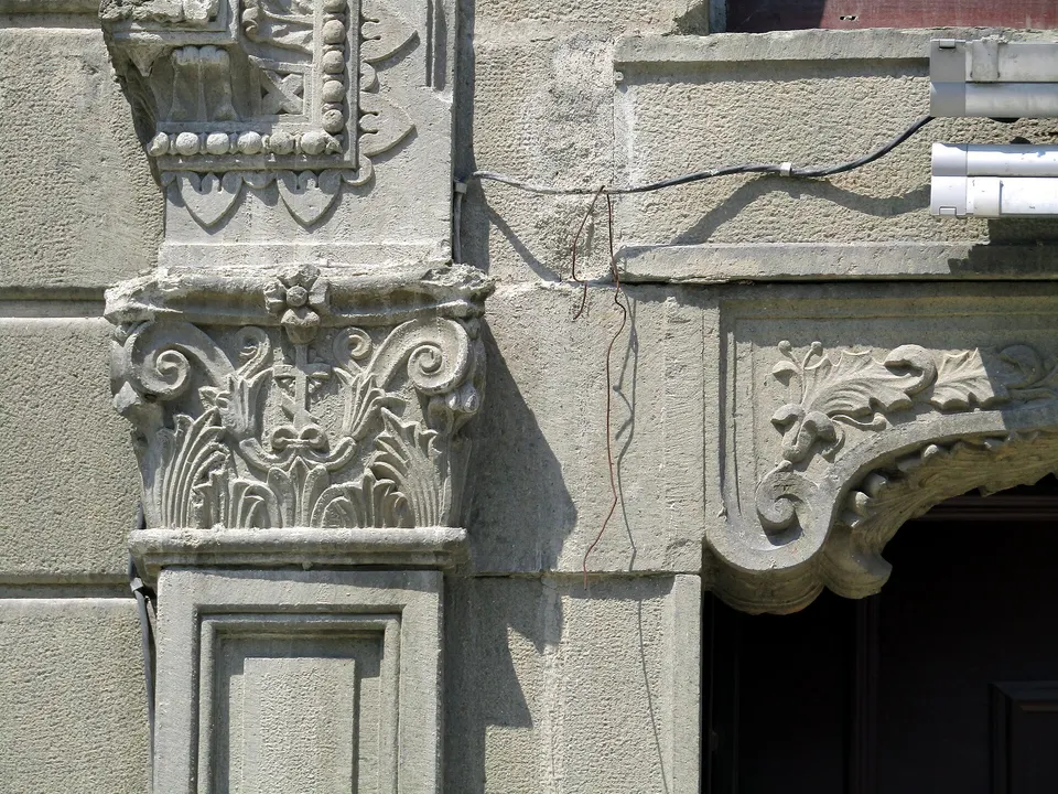 Fachada neobizantina de la Catedral de los Santos Cirilo y Metodio en Burgas.