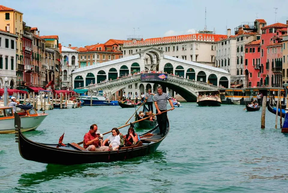 Góndolas en los canales de Venecia Italia