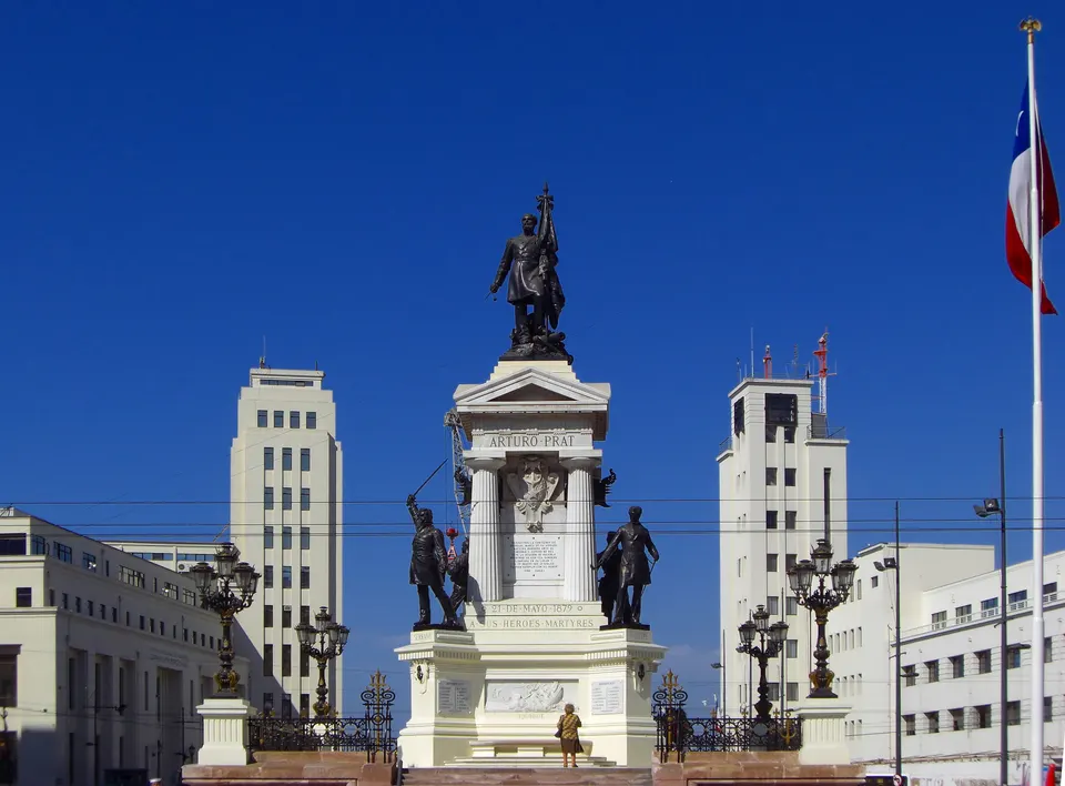 Monumento a los Héroes de Iquique y edificio neoclásico de la Comandancia en Plaza Sotomayor.
