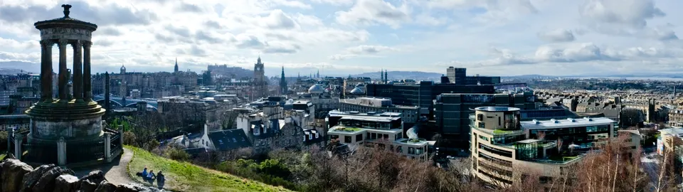 Panorámica del perfil de Edimburgo, con el Castillo dominando el horizonte.