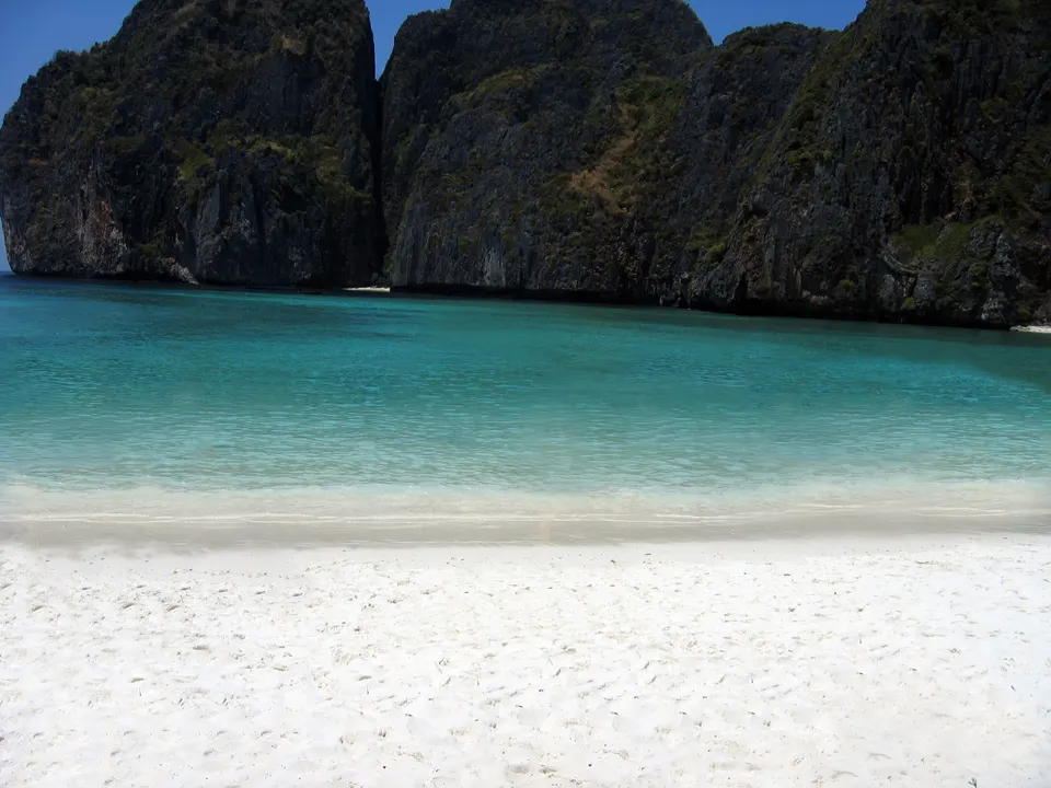 Aguas cristalinas color esmeralda y acantilados de piedra caliza en Maya Bay, Islas Phi Phi.