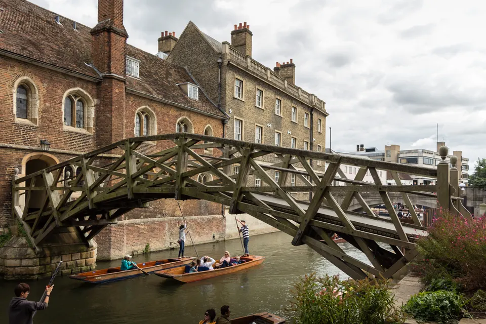 El Puente Matemático de Queens' College, sobre el río Cam, Cambridge.