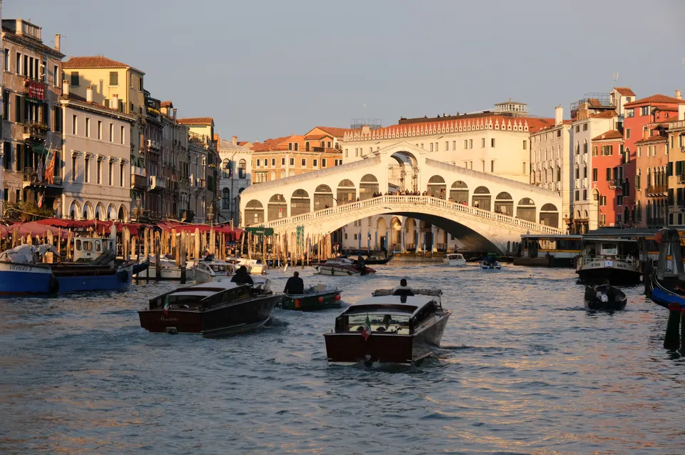 El Puente de Rialto, sobre el Gran Canal de Venecia.