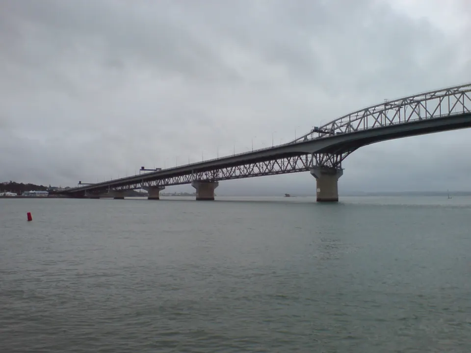 El majestuoso puente de acero Auckland Harbour Bridge conectando el centro con North Shore.
