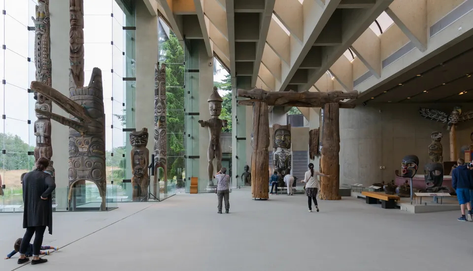 Gran Salón del Museo de Antropología (MOA) de la UBC con grandes tótems monumentales y esculturas de los pueblos originarios de la Costa Noroeste.