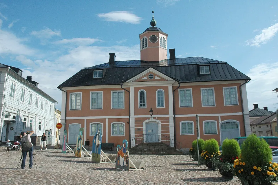 Torre de reloj y fachada barroca del Antiguo Ayuntamiento de Porvoo erigido en 1764.