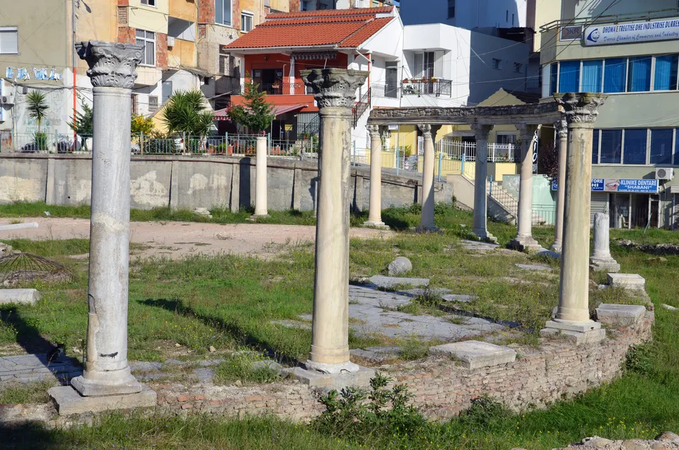 Columnas corintias conservadas del foro romano-bizantino de Durrës.
