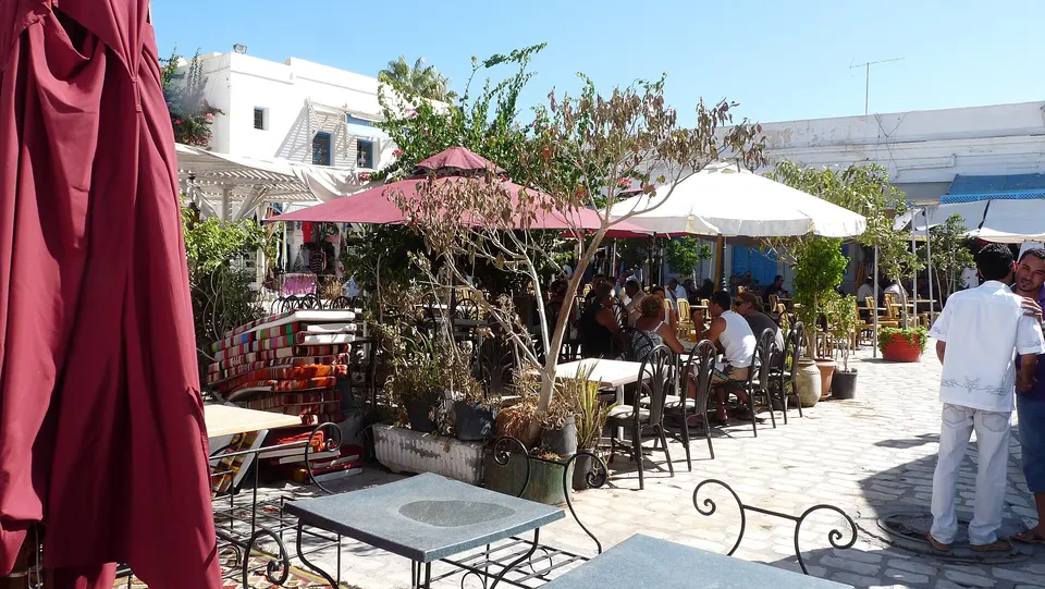 Callejuelas peatonales encaladas y tiendas de artesanía en el centro de Houmt Souk.