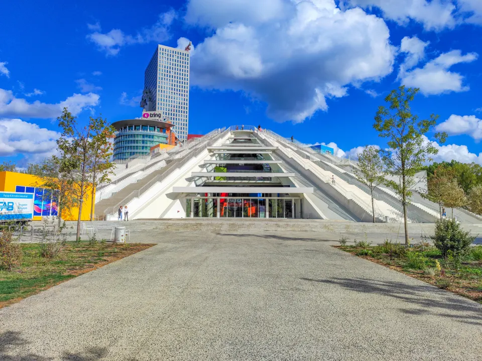 La Pirámide de Tirana tras su renovación de 2023, reconvertida en centro tecnológico juvenil.