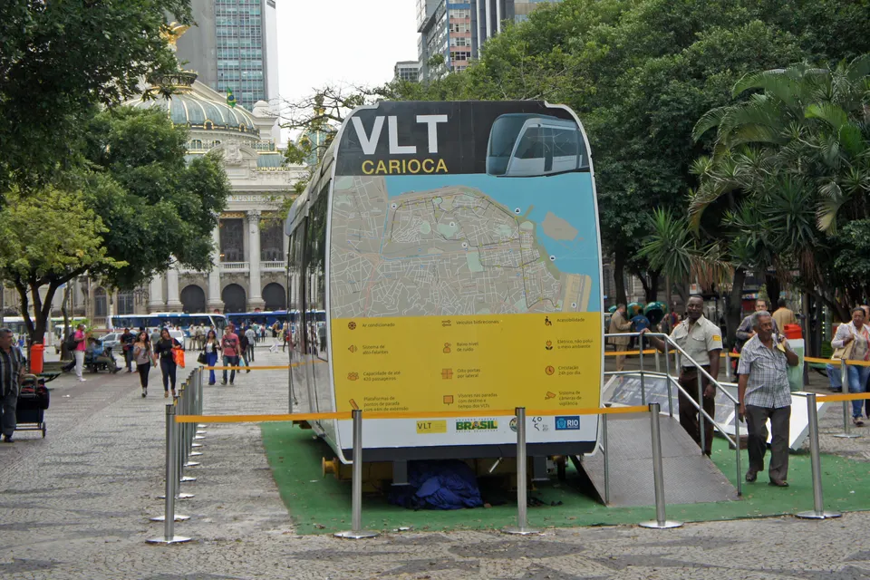 Tranvía eléctrico VLT Carioca circulando por el revitalizado centro histórico y el Boulevard Olímpico de Río de Janeiro.