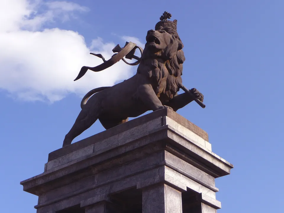 Estatua histórica del León de Judá en bronce frente a la plaza de la estación de tren de Addis Abeba.