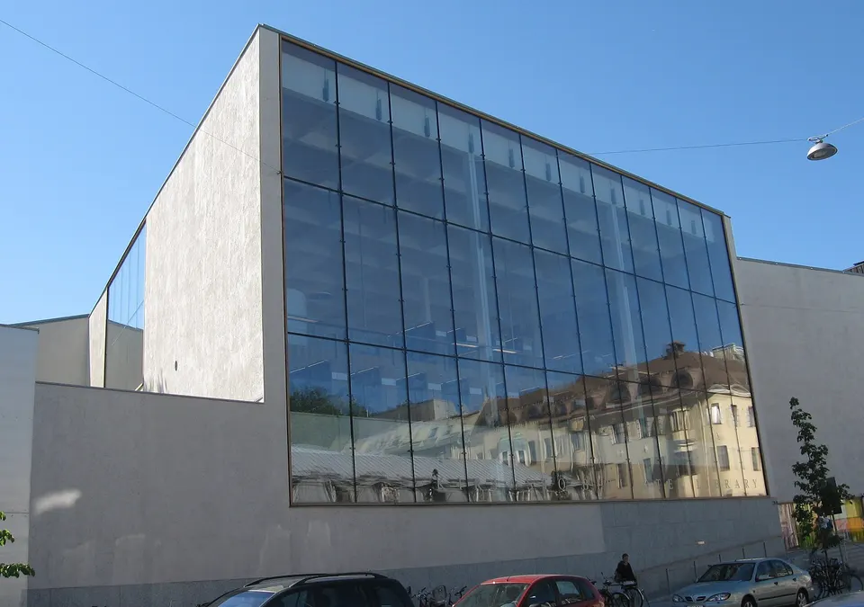 Ampliación contemporánea de vidrio y hormigón de la Biblioteca Central de Turku junto al edificio clásico.