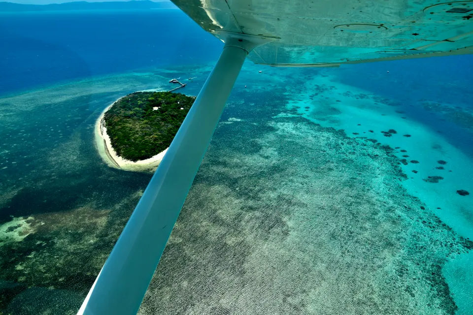 Vista aérea de las formaciones coralinas y aguas turquesas de la Gran Barrera de Coral en Australia.