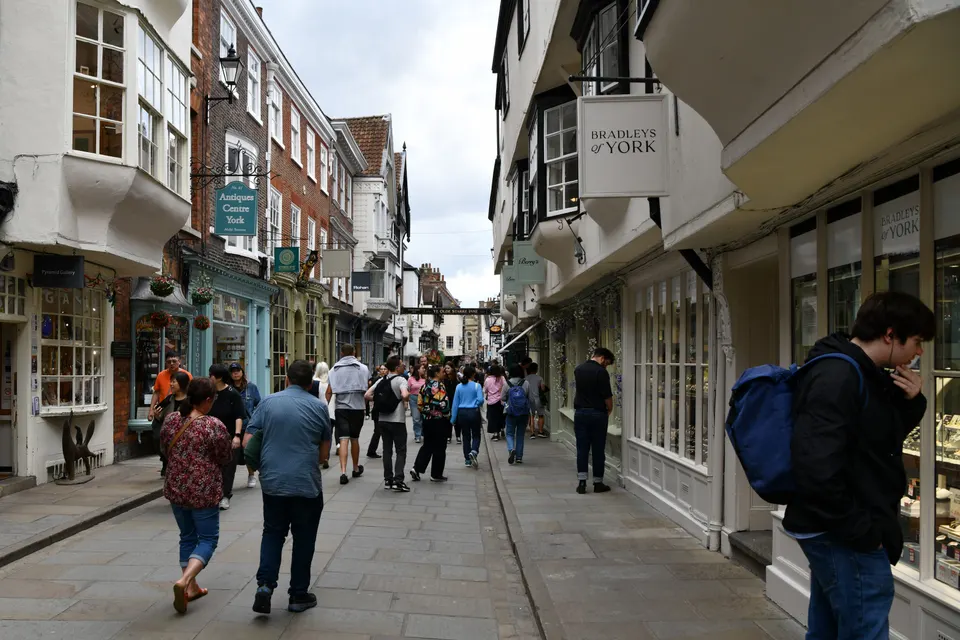 La empedrada calle medieval Stonegate con tiendas históricas y vistas a York Minster.