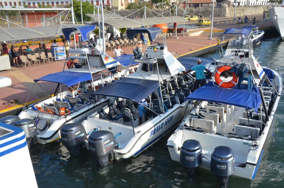 Aguas cristalinas turquesas y arrecifes coralinos en el archipiélago de las Islas del Rosario