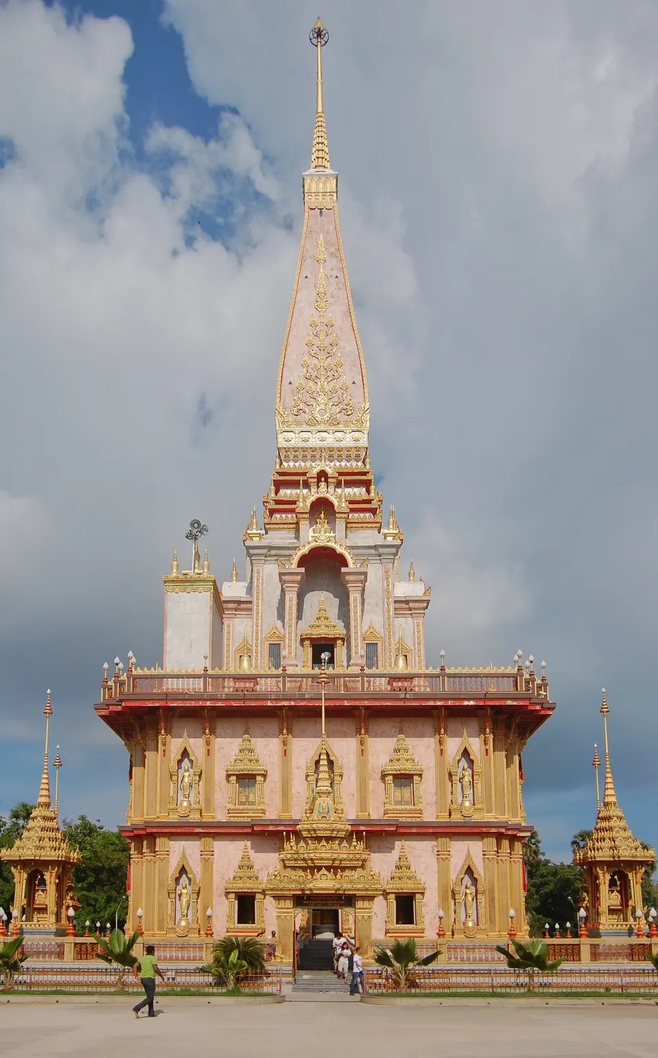 Gran pagoda chedi ricamente ornamentada en el complejo del templo Wat Chalong en Phuket.