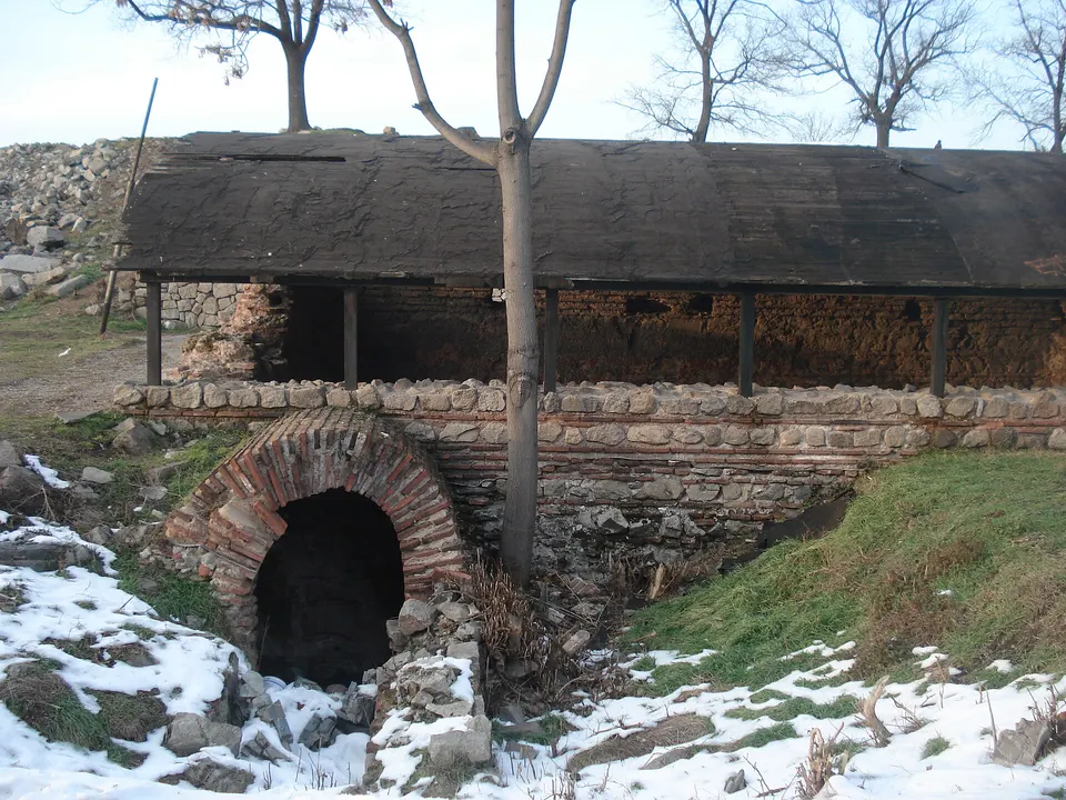 Restos de murallas ciclópeas tracias sobre la colina de Nebet Tepe con vistas a Plovdiv.