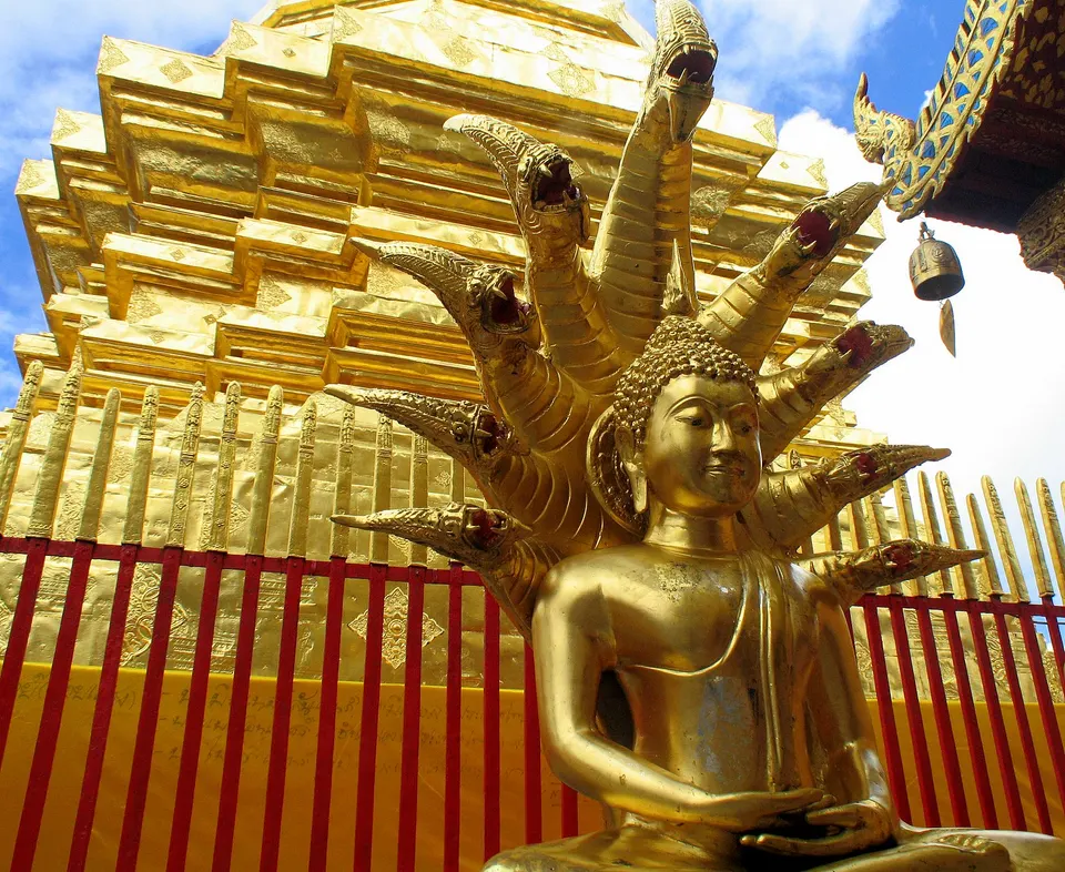 Pagoda dorada y sombrillas ceremoniales en el santuario sagrado de Wat Phra That Doi Suthep.