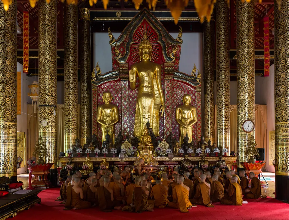 Monumental chedi histórico de ladrillo del siglo XIV en Wat Chedi Luang, Chiang Mai.