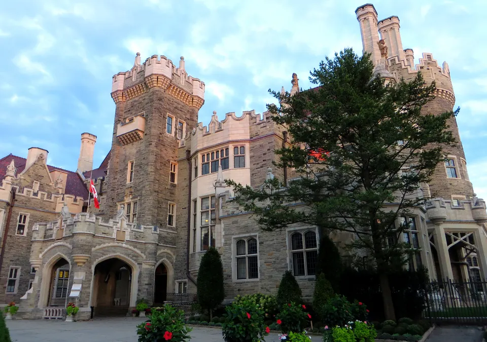El castillo neogótico y torres de Casa Loma en Toronto.