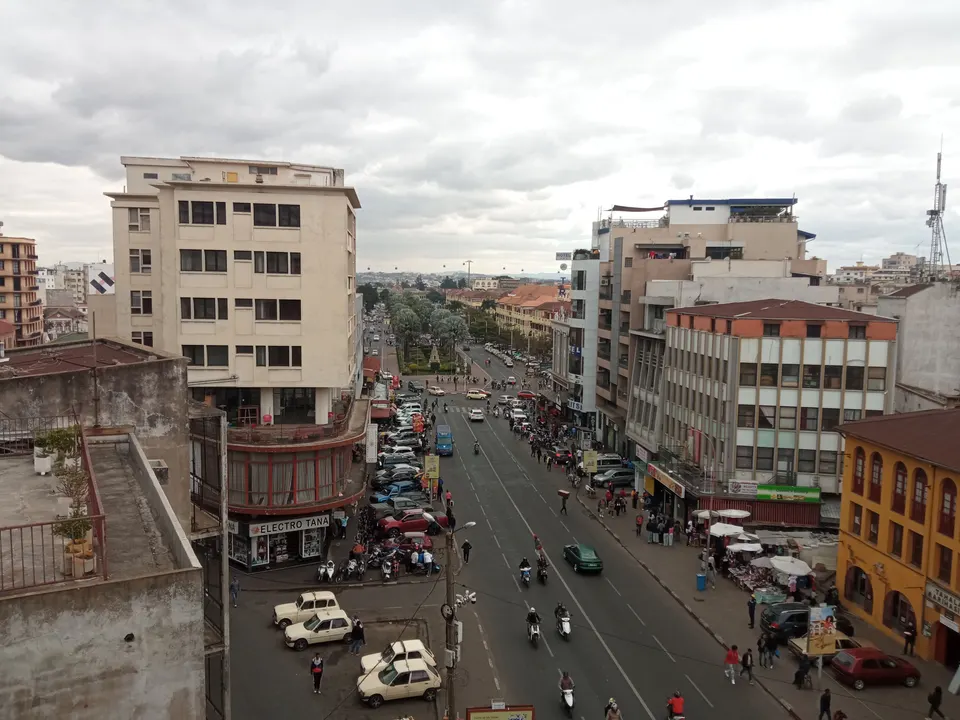 Vibrante mercado central de Analakely con sus icónicos pabellones comerciales de teja en Tana.