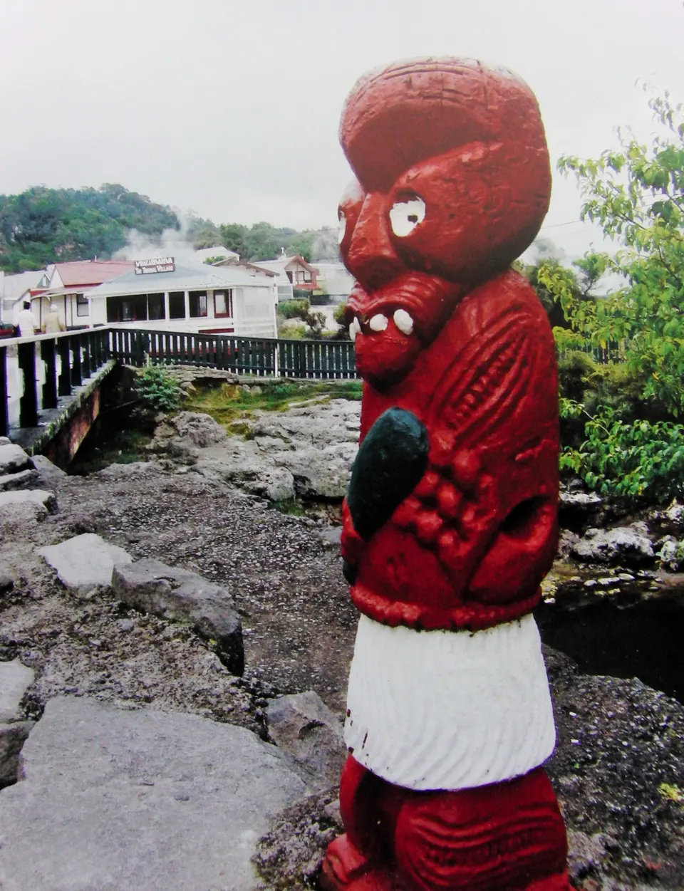 Casa comunal maorí marae tallada en madera en una aldea cultural tradicional de Rotorua.