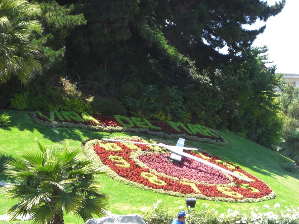 El emblemático Reloj de Flores natural en la entrada costera a Viña del Mar.
