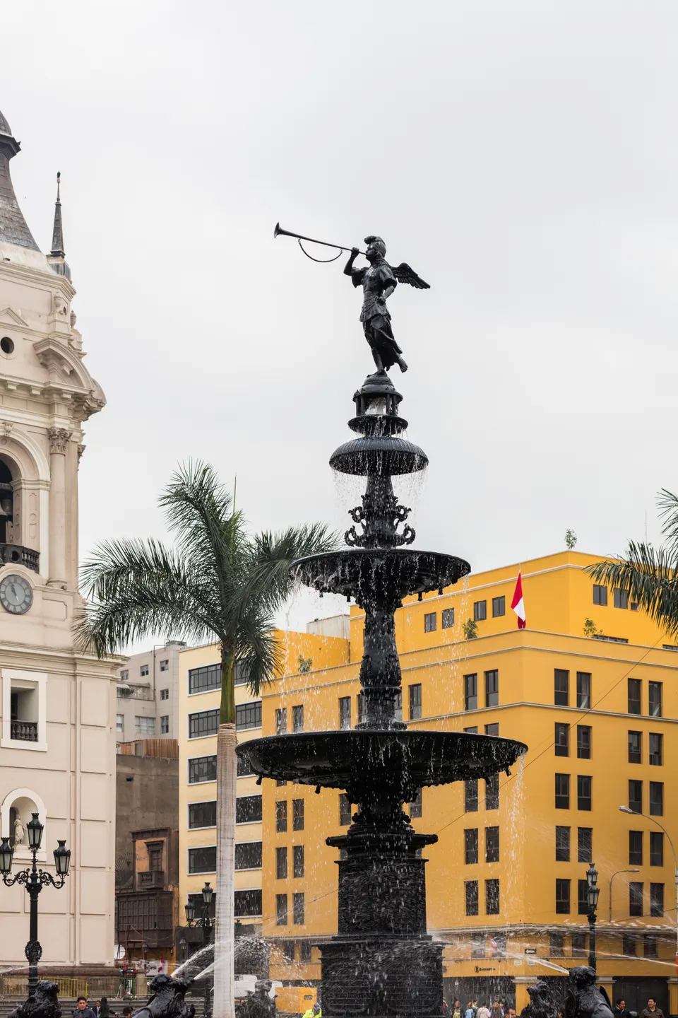 Plaza Mayor de Lima con la Basílica Catedral y los palacios virreinales amarillos