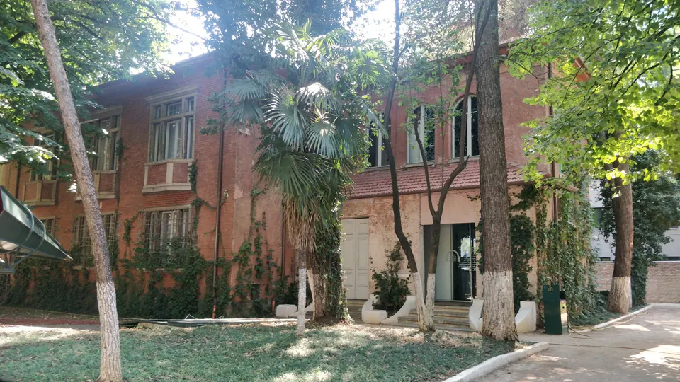 La fachada de la Casa de las Hojas, el museo de la vigilancia secreta de Tirana.