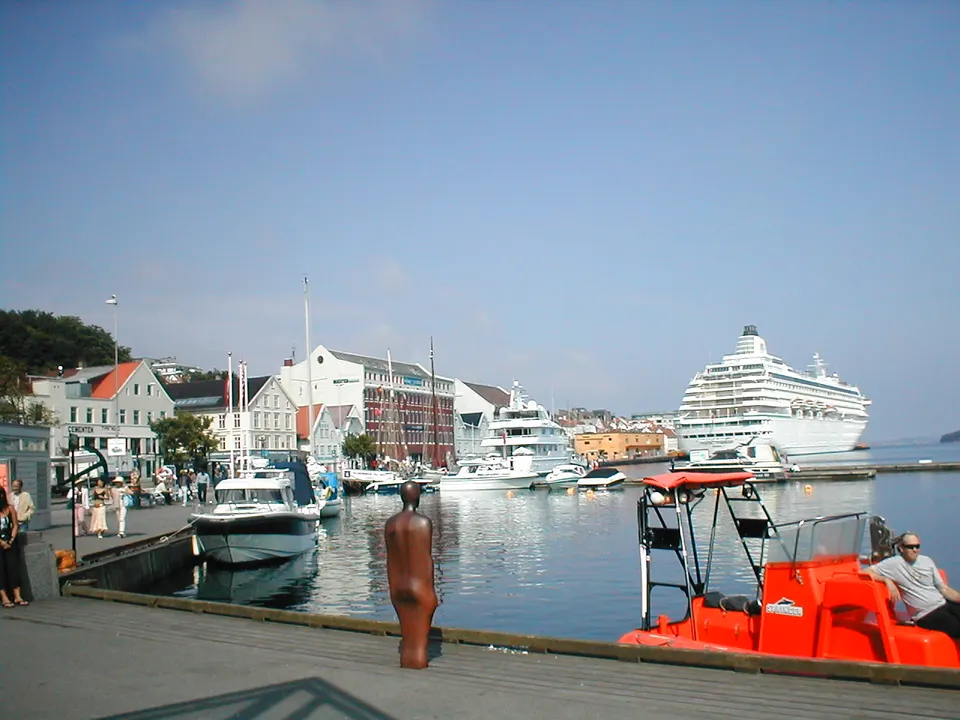 Vista panorámica del puerto de Vågen con barcos tradicionales y casitas blancas en Stavanger.