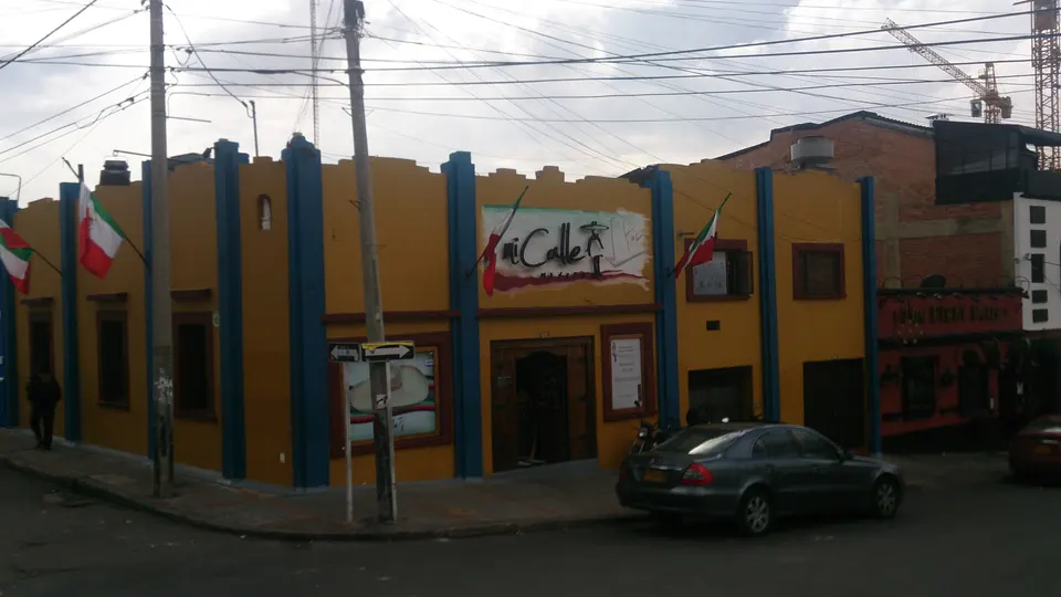 Plaza colonial y campanario de la iglesia de Santa Bárbara en el barrio tradicional de Usaquén