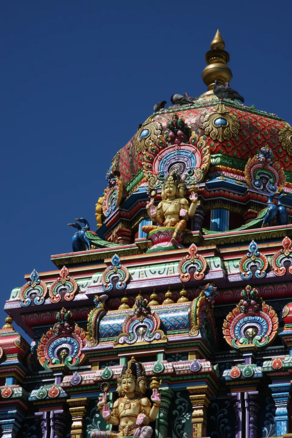Detalle de las esculturas mitológicas de dioses hindúes en el templo Sri Siva Subramaniya en Nadi.