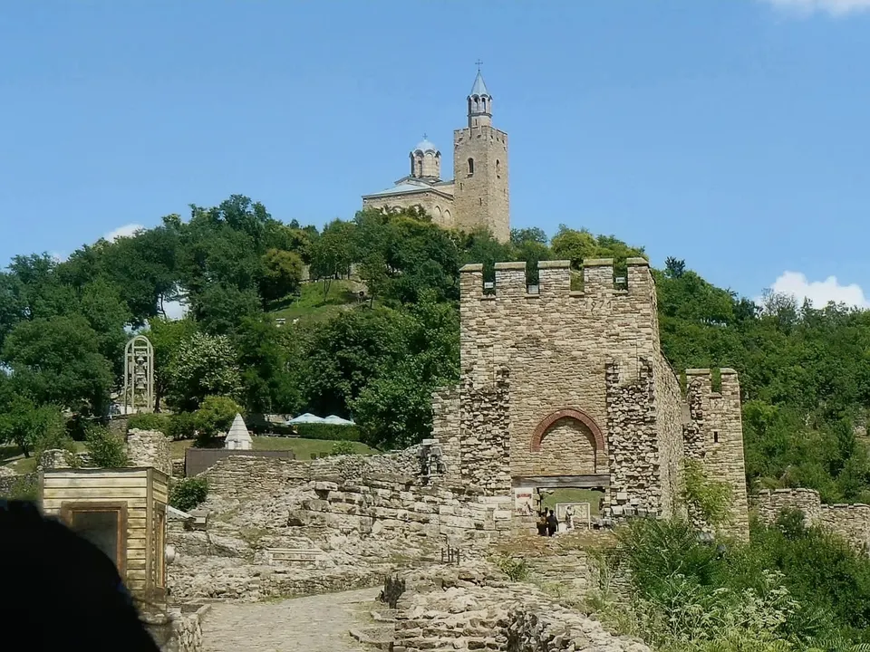 Puerta principal fortificada y murallas almenadas de la colina de Tsarevets en Veliko Tarnovo.