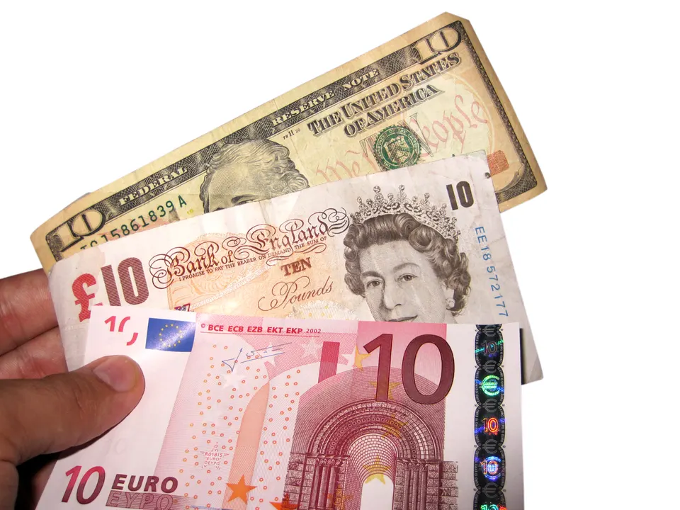 Conjunto de billetes de diferentes divisas internacionales como dólares, euros y libras esterlinas.