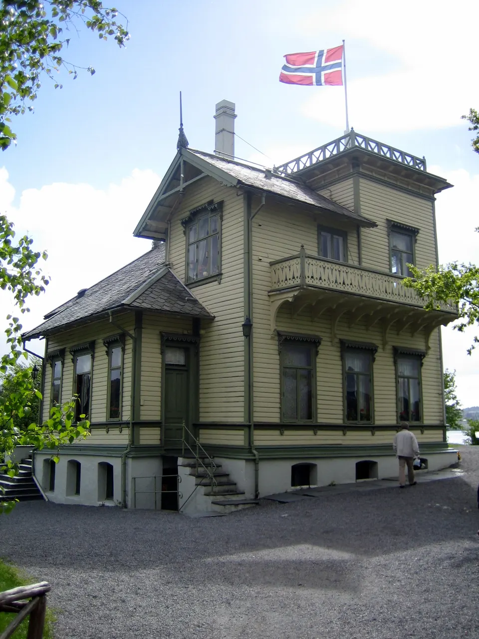 Villa decimonónica y torre mirador de Troldhaugen, residencia campestre del compositor Edvard Grieg.