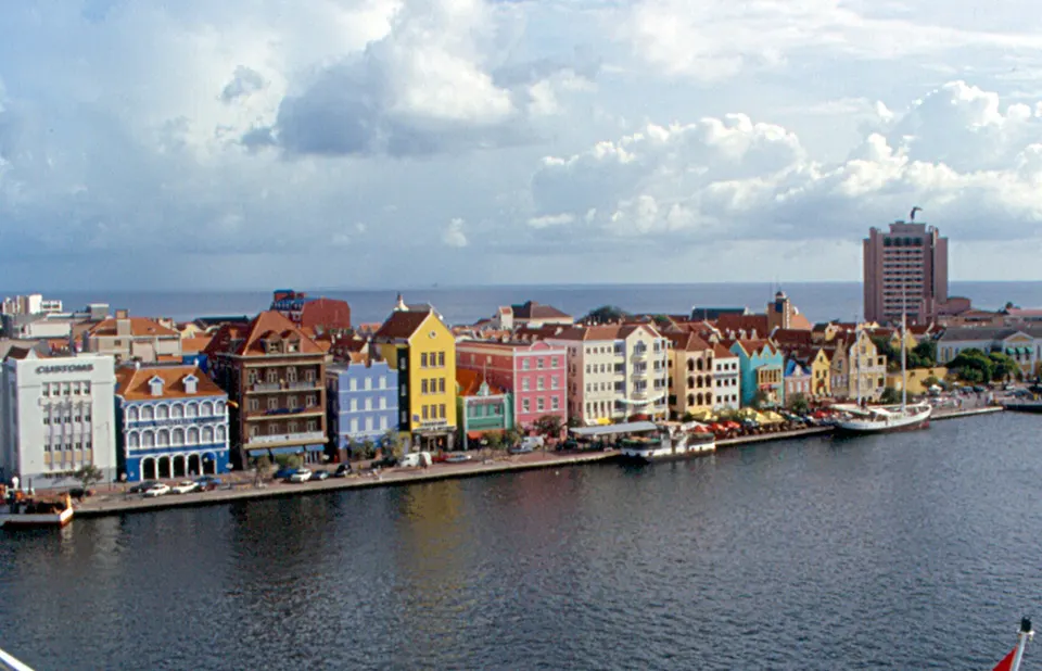 Edificios del Handelskade vistos desde un crucero en Willemstad.