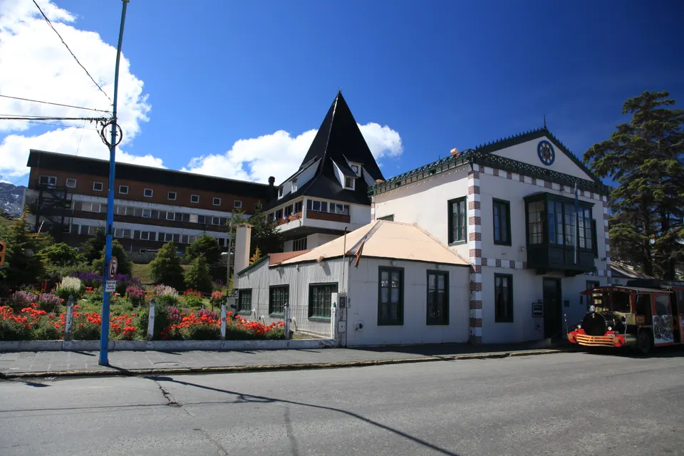 Fachada histórica del Museo del Fin del Mundo en la costanera y puerto de Ushuaia.