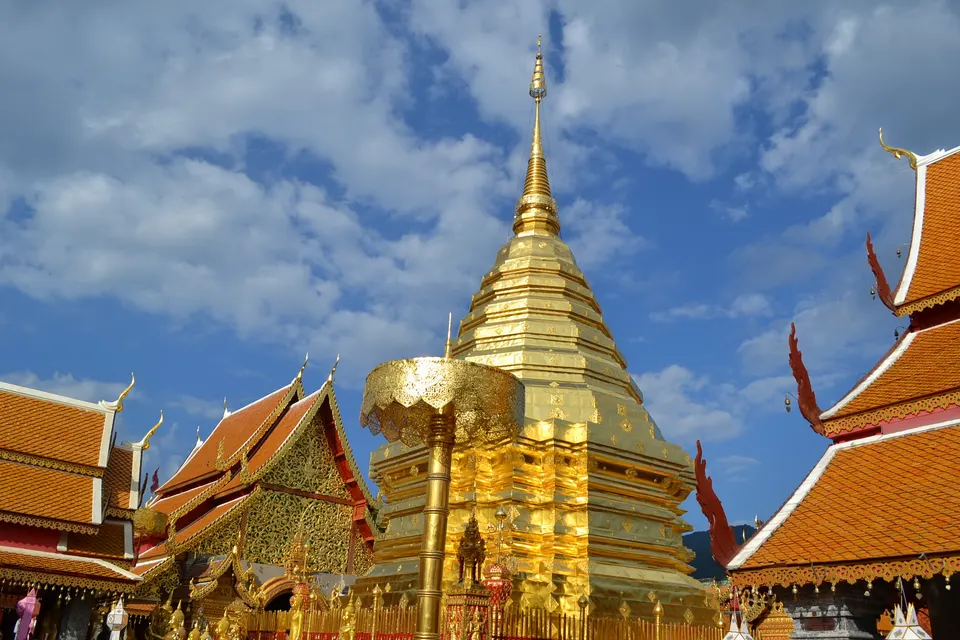 Chedi dorado brillante del templo Wat Phra That Doi Suthep en la cima de la montaña de Chiang Mai.