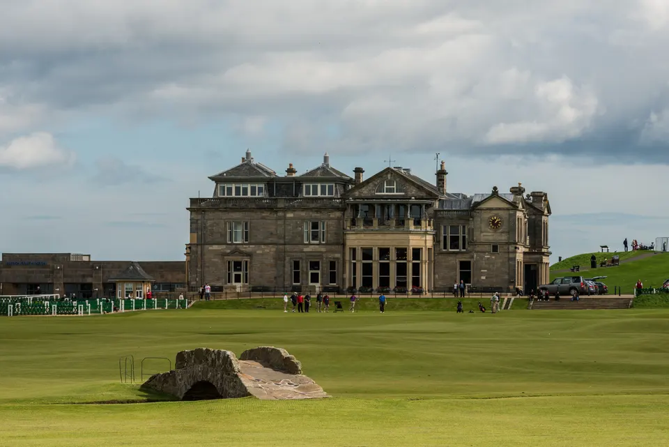 El histórico puente de Swilcan Burn en el hoyo 18 del Old Course de St Andrews.